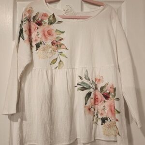 Beautiful Boutique Floral print  White Top with drop 3/4 sleeve New!